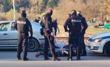 FOTO: Polícia v Čadci zadržala dvoch mužov a zaistila strelnú zbraň. Obvinení sú z viacerých skutkov
