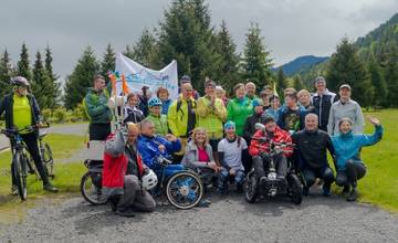 Z nevinnej stávky sa vyvinulo charitatívne podujatie Barlatón, ktoré pomáha rodinám s hendikepovanými deťmi