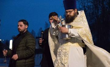FOTO: Ukrajincom v Žiline pripomenula zvyky domova pravoslávna liturgia, kňazi im posvätili slávnostné pečivo