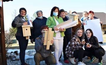 Oravskí stredoškoláci a klienti centra sociálnych služieb spoločne na Deň Zeme vyrábali vtáčie búdky