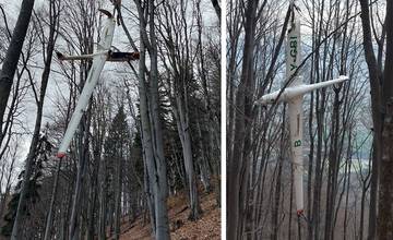 FOTO: Vetrone po zrážke neďaleko Martina našli stovky metrov od seba, jeden zostal visieť na strome