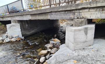 Župa plánuje v Liptovskej Ondrašovej zbúrať a postaviť most. Mesto žiada o rekonštrukciu až po letnej sezóne