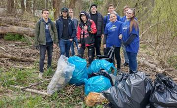 FOTO: Študenti zo Spojenej školy Žilina-Bytčica čistili brehy rieky Kysuca. Vyniesli až 18 vriec odpadu