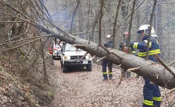Horskí záchranári pomáhali turistke so zraneným kolenom v Kvačianskej doline. Cestu skomplikovali popadané stromy