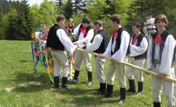 V Múzeu kysuckej dediny vo Vychylovke otvárajú letnú sezónu stavaním mája