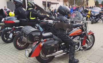 FOTO: Na námestí obce Skalité sa uskutočnila prehliadka motocyklov