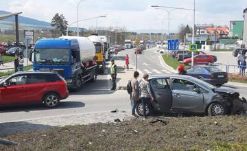 AKTUÁLNE: V Námestove sa zrazilo osobné auto s autobusom, následky nehody už odstraňujú hasiči