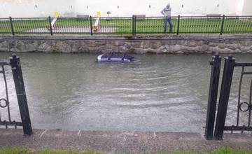 AKTUÁLNE: Vodička v Bytči skončila s autom v rieke. Vyviazla bez zranenia, polícia u nej alkohol nezistila