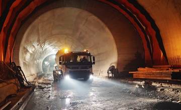 VIDEO: Z tunela Višňové odteká 200 litrov vody za sekundu, na stavbu priviezli už 10-tisíc domiešavačov betónu