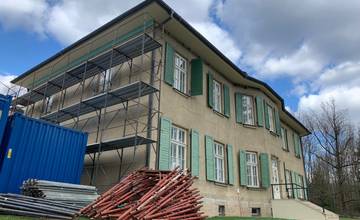 FOTO: Rekonštrukcia kaštieľa v Oščadnici pokračuje. Nová fasáda a kanalizácia by mali byť hotové do konca roka