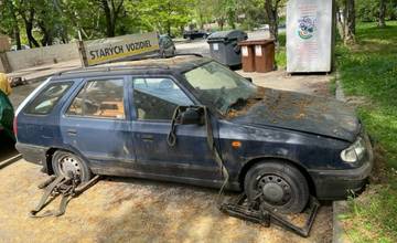 Na žilinskom sídlisku Vlčince odtiahli prvý vrak osobného auta, počas najbližších dní ubudnú ešte štyri kusy