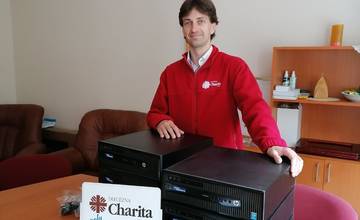 Výrobca automobilových komponentov daroval Diecéznej charite v Žiline desať počítačov