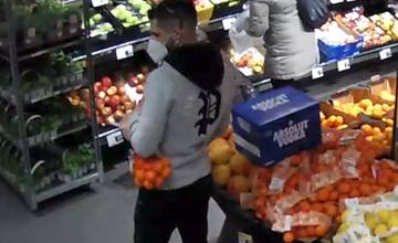 Neznámy muž na Kysuciach ukradol z obchodu 12 fliaš vodky, polícia prosí o pomoc s jeho stotožnením
