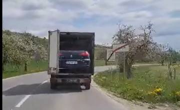VIDEO: Na Liptove zaznamenali ďalší kuriózny prevoz osobného auta. Cez obec šiel vodič údajne až 80 km/h