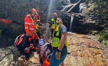 Leteckí aj horskí záchranári zasahovali v Jánošíkových dierach. Chlapec si v ťažkom teréne podvrtol koleno