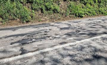 FOTO: Zničenú cestu z Budatína do Tepličky nad Váhom v lete celú opravia, dočasne zasypali aspoň hlboké výtlky