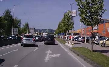 VIDEO: Ďalší z domácich vodičov bránil v plynulej jazde v dvoch pruhoch na ulici Vysokoškolákov