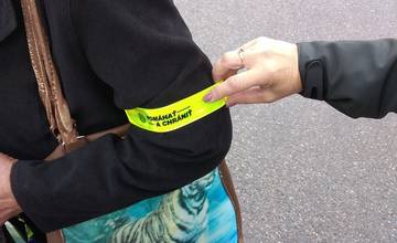 Policajti v Čadci radili seniorom, ako sa nestať obeťou podvodu. Rozdávali aj reflexné bezpečnostné prvky