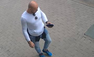 VIDEO: Dvaja muži kradli v outdoorovej predajni v Ružomberku. Odišli na aute s martinskou EČV