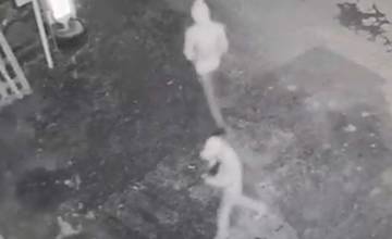 VIDEO: Dvaja neznámi páchatelia kradli v Rosine priamo pod bezpečnostnou kamerou 