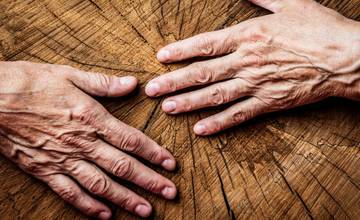 FOTO: Klient domova sociálnych služieb v Kysuckom Novom Meste získal grant na zariadenie do drevárskej dielne