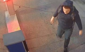 Muž mal poškodiť parkovací systém pri obchodnom centre v Liptovskom Mikuláši. Polícia prosí o pomoc pri stotožnení