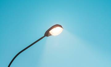 Liptovský Mikuláš testuje kvôli nárastu cien energií stmievače pouličných lámp. Ušetriť by mohli až 30 percent z platieb