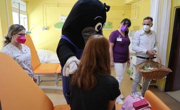 Vedenie žilinskej nemocnice potešilo darčekmi malých pacientov na Deň detí