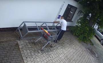 VIDEO: Neznámy páchateľ odcudzil v Žiline kovovú konštrukciu trhového stola