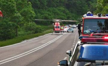 Z miesta nehody dvoch vlakov pri Vrútkach previezli do nemocníc letecky dvoch zranených mužov