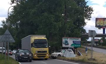 AKTUÁLNE: Na Kragujevskej ulici v Žiline došlo k zrážke nákladného auta s osobným, premávka je obmedzená