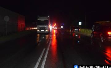 V sobotu v noci došlo v Ružomberku ku nehode chodca a dvoch vozidiel. Polícia žiada svedkov o pomoc pri vyšetrovaní