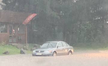 V dôsledku intenzívnych dažďov zaplavilo viaceré ulice v Žiline, na niektorých miestach uviazli osobné autá