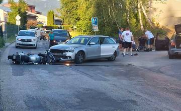FOTO: Po zrážke motocykla s autom na Vlčincoch skončili dve osoby v nemocnici, zadržaný bol aj vodičský preukaz