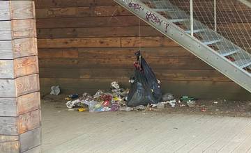 V okolí rozhľadne Dubeň sa nahromadil neporiadok, v rámci akcie Naše mesto ho odstránili dobrovoľníci