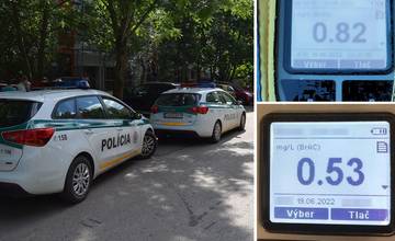 Policajti dvakrát zastavili to isté auto, najskôr ho šoférovala opitá žena a následne opitý muž
