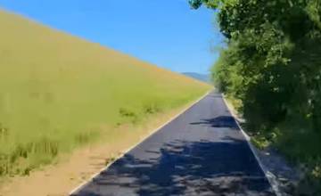 VIDEO: Na niektorých častiach nového úseku Vážskej cyklotrasy už realizujú asfaltový koberec