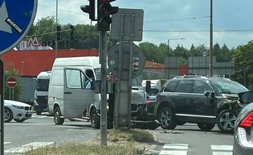 AKTUÁLNE: Križovatka na Košickej je opäť upchatá, zrazilo sa tu osobné auto s dodávkou