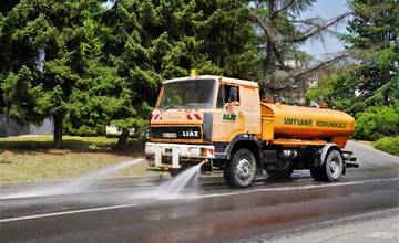 V Žiline začali polievať rozpálené cesty, tento krok vyvolal medzi ľuďmi rozporuplné reakcie