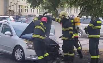 VIDEO: V areáli žilinskej nemocnice horelo auto, rozšíreniu požiaru zabránili duchaprítomní okoloidúci