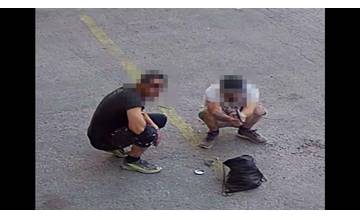 VIDEO: V žilinskej mestskej časti strieľali na verejnosti za bieleho dňa dvaja muži zo vzduchovej zbrane