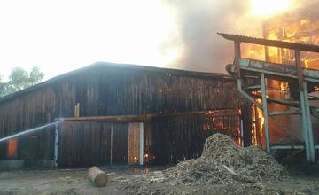 Pílu v Turzovke zachvátili plamene, požiar sa podarilo hasičom uhasiť až po viac ako 20 hodinách