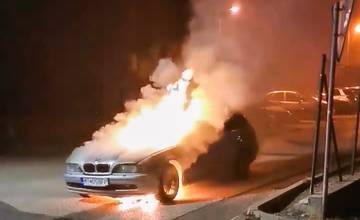 VIDEO: Na žilinskom sídlisku Hájik v noci horelo osobné vozidlo z Martina