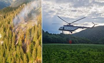 Na rozsiahlom požiarisku lesného porastu pri obci Liptovské Revúce zasahuje vrtuľník aj dobrovoľní hasiči