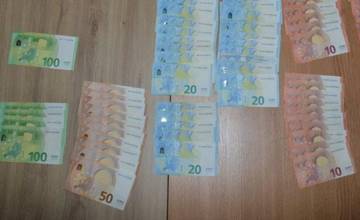 Mladý muž v Martine ohrozoval obsluhu prevádzok nožom, z herne a večierky si odniesol takmer 3-tisíc eur