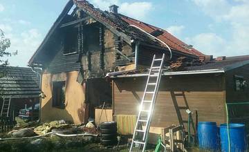 Požiar domu na Liptove si vyžiadal ľudský život, plamene z prízemia sa vyšplhali až na strešnú konštrukciu