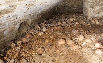 Pri rekonštrukcii Farského kostola bola objavená krypta s tisíckami kostí či časové kapsule