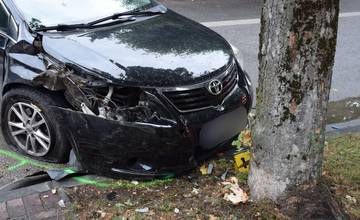 Opitý vodič na Kysuciach pri odbočovaní čelne narazil do stromu, zadržala ho polícia