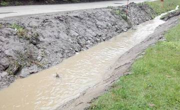 Obyvatelia Bôrika musia počas dažďov svojpomocne čistiť potok Všivák, aby nedošlo k jeho vyliatiu
