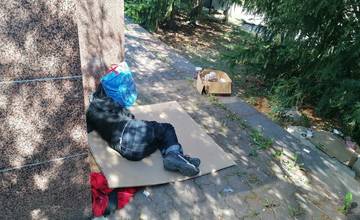 Opitých ľudí spiacich na verejných priestranstvách v centre Žiliny pribúda, mestská polícia prípady rieši hliadkovaním